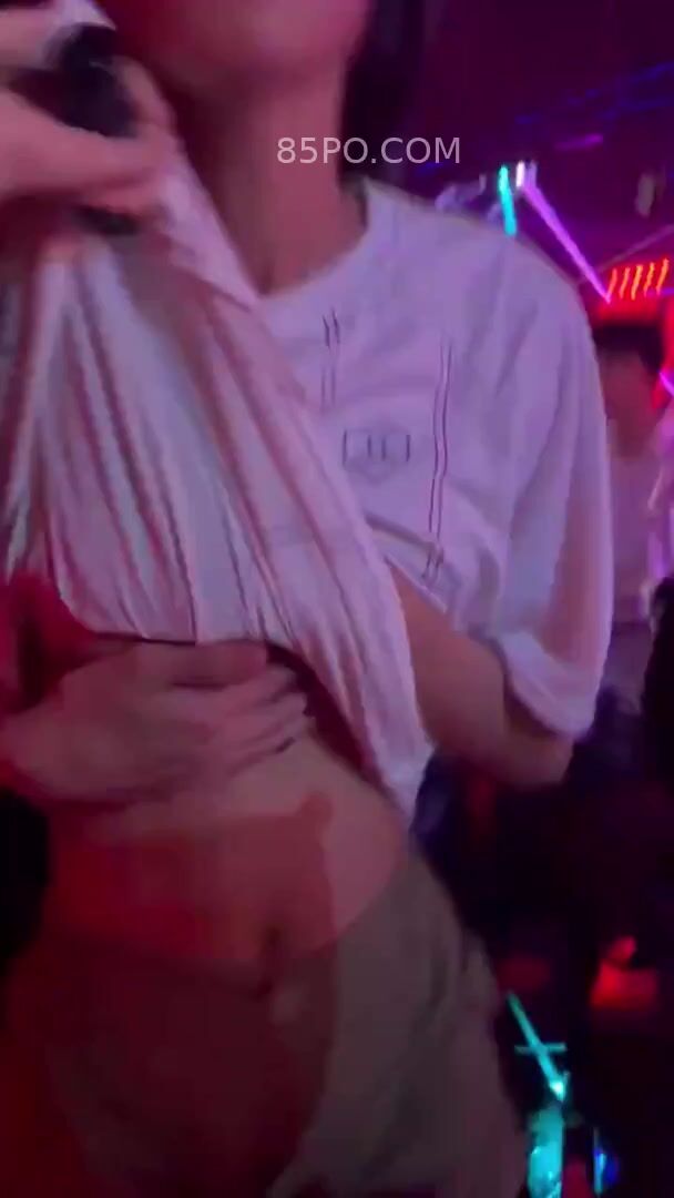 Mấy em sinh viên đi bar khoe vú